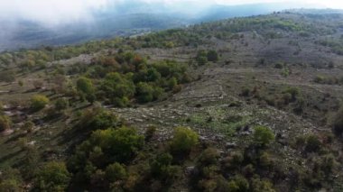 Col de Vence 'in Provence' deki bulutların üstündeki gökyüzü.