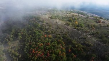 Provence 'deki Col de Vence üzerinde bulutlarda uçuşan drone.