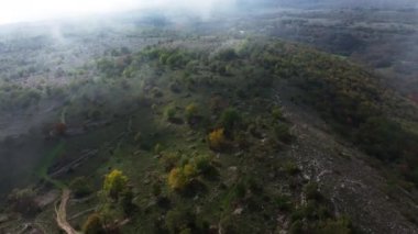 Fransa 'daki Col de Vence' in bulutlardaki hava manzarası