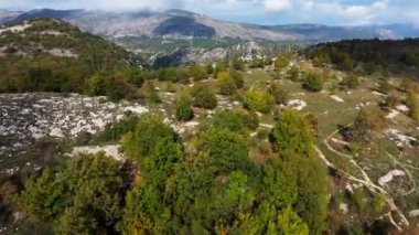 Col de Vence in Provence 'ın yüksek açılı drone görüntüsü