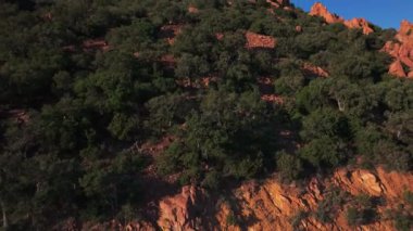 Esterel 'in Ayı Tepesi' nin havadan görünüşü