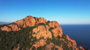 Esterel Tepesi 'nin Ayı Tepesi' nden denizin insansız hava aracı görüntüsü.