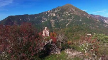 Tournefort köyündeki Saint-Pierre Kilisesi 'nin hava manzarası.