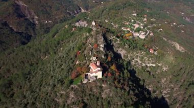 Eski Tournefort köyünün yüksek açılı insansız hava aracı görüntüsü