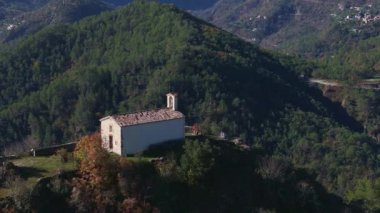 Tournefort köyündeki Saint-Pierre kilisesinin hava manzarası.