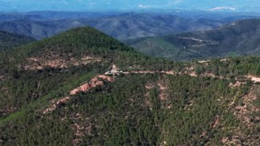 Üst İHA 'lar Esterel Tepesi' nin zirvesine bakıyor.