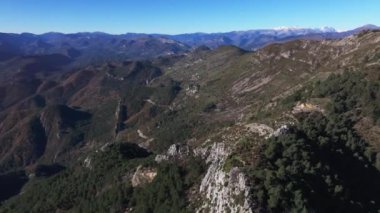 Fransa 'daki Alpes Denizcilik' te Brune Dağı 'nın panoramik manzarası
