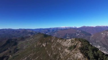 Fransa 'daki Alpes Denizcilik' te Brune Dağı 'nın en iyi insansız hava aracı gökyüzü görüntüsü.