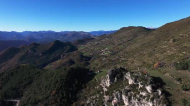 Ascros köyüne yakın Sainte-Baume kilisesinin insansız hava aracı görüntüsü.