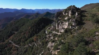 Ascros köyüne yakın Sainte-Baume kilisesinin hava manzarası.