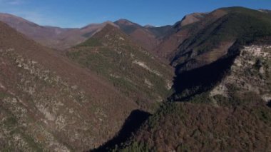 Fransa 'daki Thiery köyünün etrafındaki dağların havadan görünüşü