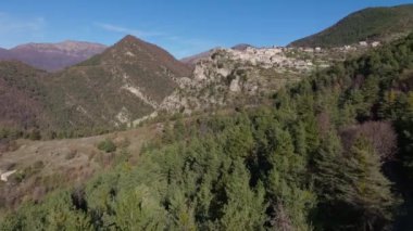 Fransa 'daki Alpes Denizcilik' te Brune Dağı 'nın hava aracı görüntüsü