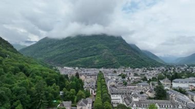 Bagneres de Luchon, Fransa Pireneleri 'nin insansız hava aracı videosu.