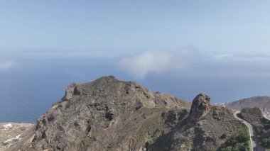 Tenerife dağlarının deniz manzaralı insansız hava aracı videosu.