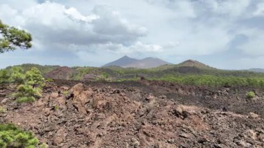 Ön planda kayalar olan Teide 'nin İHA videosu.