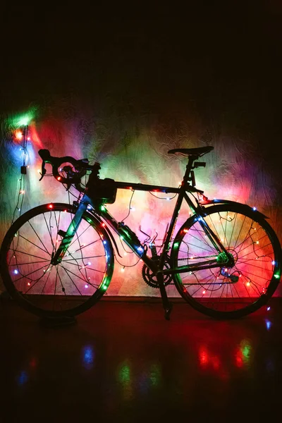 Rower Ozdobiony Lampkami Świątecznymi — Zdjęcie stockowe