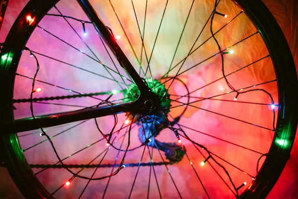 Koło Rowerowe Ozdobione Lampkami Świątecznymi — Zdjęcie stockowe