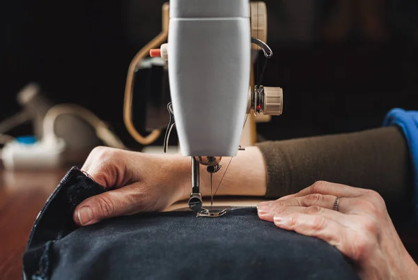 Bağbozumu dikiş makinesi ve kadının elleri, işlem dikiş