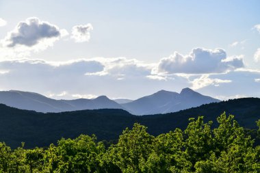 Makedonya 'nın Kozuf Dağı' nın göbeğinde gözün görebildiği en uzak dağ manzarası, 30 kilometrelik temiz bir manzaraya sahip.
