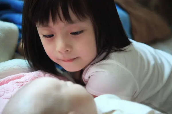Famiglia Bonding Tempo Asiatico Bambini Joyful Moments Letto — Foto Stock