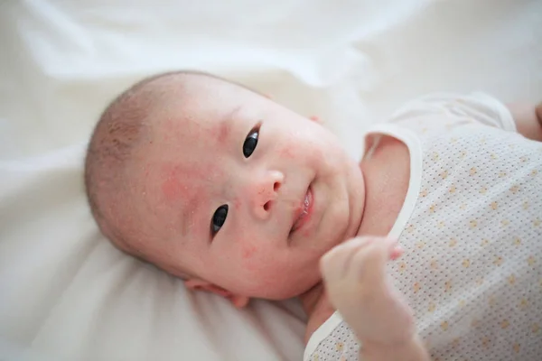 Lycka Oskuld Asiatiska Baby Boy Leenden Mysiga Sängen — Stockfoto
