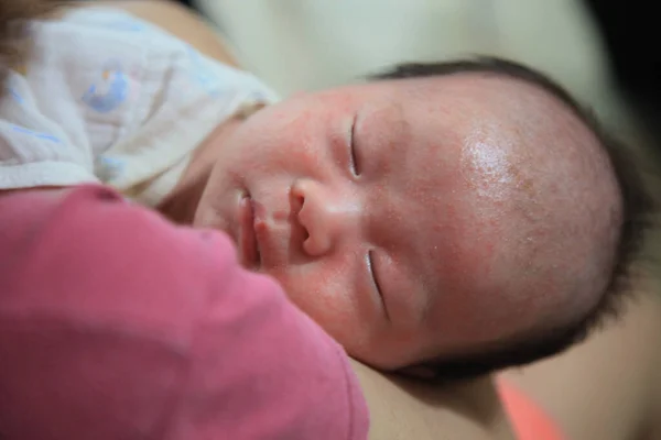 Tedere Momenten Aziatische Baby Slapen Rustig Moeders Armen — Stockfoto