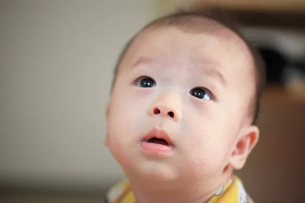 無邪気な幸せ アジアの赤ん坊の男の子は居心地の良いベッドで笑う — ストック写真