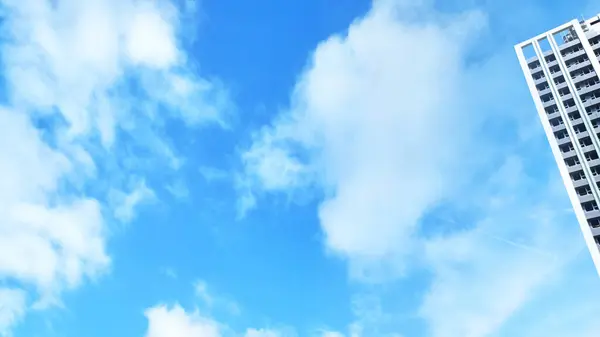 Wysokie Budynki Stoją Obok Błękitnego Nieba Białych Chmur — Zdjęcie stockowe