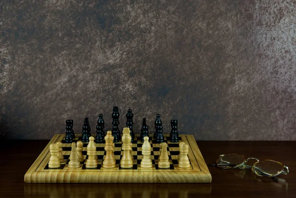 Šachovnice Šachovnice Starými Brýlemi Leštěném Dřevěném Povrchu — Stock fotografie