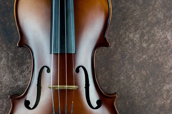 背景色を背景に立つバイオリンの体 — ストック写真