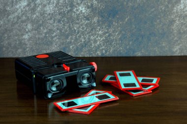Cilalanmış ahşap yüzey üzerinde cam stereo slaytlı eski stereo kaydırak izleyicisi