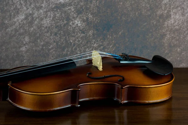Скрипичный Музыкальный Инструмент Лежит Лакированной Деревянной Полке — стоковое фото