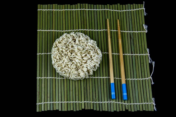 Block Instant Noodles Chopsticks Bamboo Mat Black Background — Stock Photo, Image