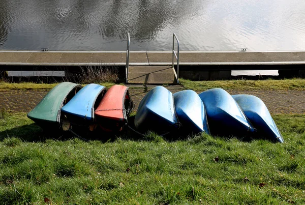 Canoes Lying Canal Side Grass Verge Spring Morning — Stock Photo, Image