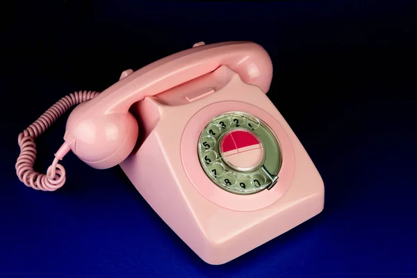 Ročník Růžové Telefonní Zařízení Modrém Ubrusu — Stock fotografie