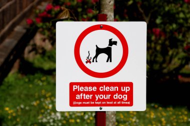 Lütfen bir kır parkındaki köpek tabelasından sonra temizlik yapın.