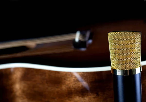 Нефокусированная Акустическая Гитара Микрофоном Переднем Плане — стоковое фото