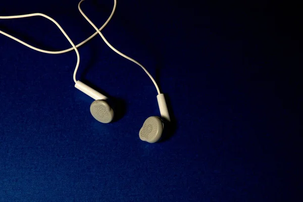 Kabelgebundener Ohrhörerkopf Auf Blauer Tischdecke — Stockfoto