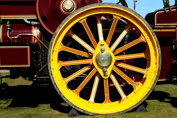 乡村博览会上老式蒸汽机轮毂区域的闭合视图 — 图库照片