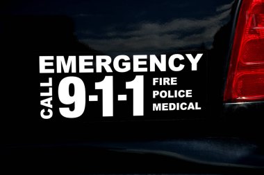 Amerikan siyah beyaz polis aracının acil durum telefon talimatları