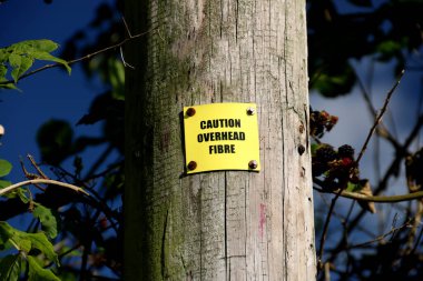 Kereste direğinde sarı uyarı işareti.