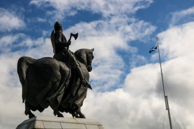 İskoçya Kralı Robert 'ın bronz heykeli İskoçya' daki Bannockburn savaş alanında İskoç hiciv bayrağıyla karşılaşıyor.