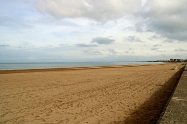 Güney Batı İskoçya 'da Ayr sahilinde bulutlu bir yaz sabahı