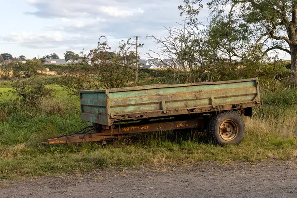 Kırsal alanda terk edilmiş eski bir çiftlik karavanı.