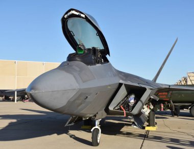 Tucson, ABD - 4 Mart 2021: Davis-Monthan Hava Üssü 'nde kubbeli bir Hava Kuvvetleri F-22 Raptor savaş uçağı. Bu F-22 Langley Hava Üssü 'ne ait..