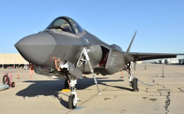 Tucson, ABD - 4 Mart 2021: Davis Monthan Hava Üssü 'nde bir ABD Hava Kuvvetleri F-35 Joint Strike Fighter (Lightning II) jeti. Bu F-35, Hill Hava Kuvvetleri Üssü 'ne tahsis edildi..