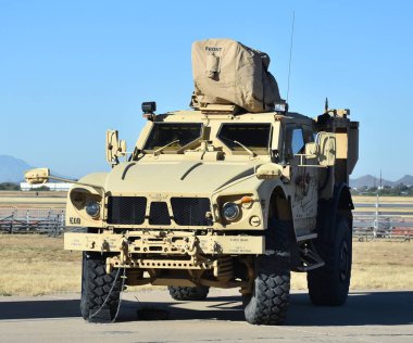 Tucson, ABD - 6 Kasım 2021: Oshkosh Mayına Karşı Dirençli Pusu Koruma (MRAP) kamyonu, ABD ordusu tarafından başta Irak ve Afganistan 'da olmak üzere askeri nakliye için kullanılmaktadır..