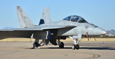 Tucson, ABD - 6 Kasım 2021: ABD Donanması FA-18 Hornet savaş uçağı Davis-Monthan Hava Üssü 'nden kalkışa hazırlanıyor.