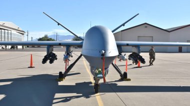 Tucson, ABD - 6 Kasım 2021: 162. Kanat 'ın 214. Saldırı Grubu' ndan bir Hava Kuvvetleri MQ-9 İHA 'sı, Davis-Monthan Hava Üssü' nün pistinde.