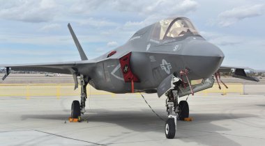 Yuma, ABD - 11 Mart 2023: A Marine Corps F-35B Joint Strike Fighter (Lightning II). Bu STOVL F-35, MCAS Yuma 'ya atanan VMX-1' e ait..